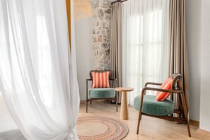 Deluxe Romantic Oda | Oppholdsområde | En 75-tommers plasma-TV med Parabol-TV