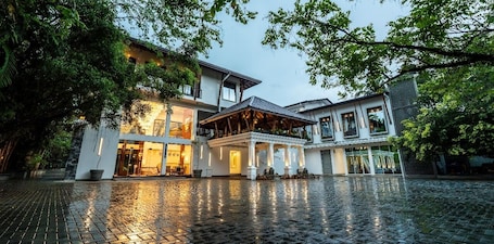 Front of property. Grand Minaro