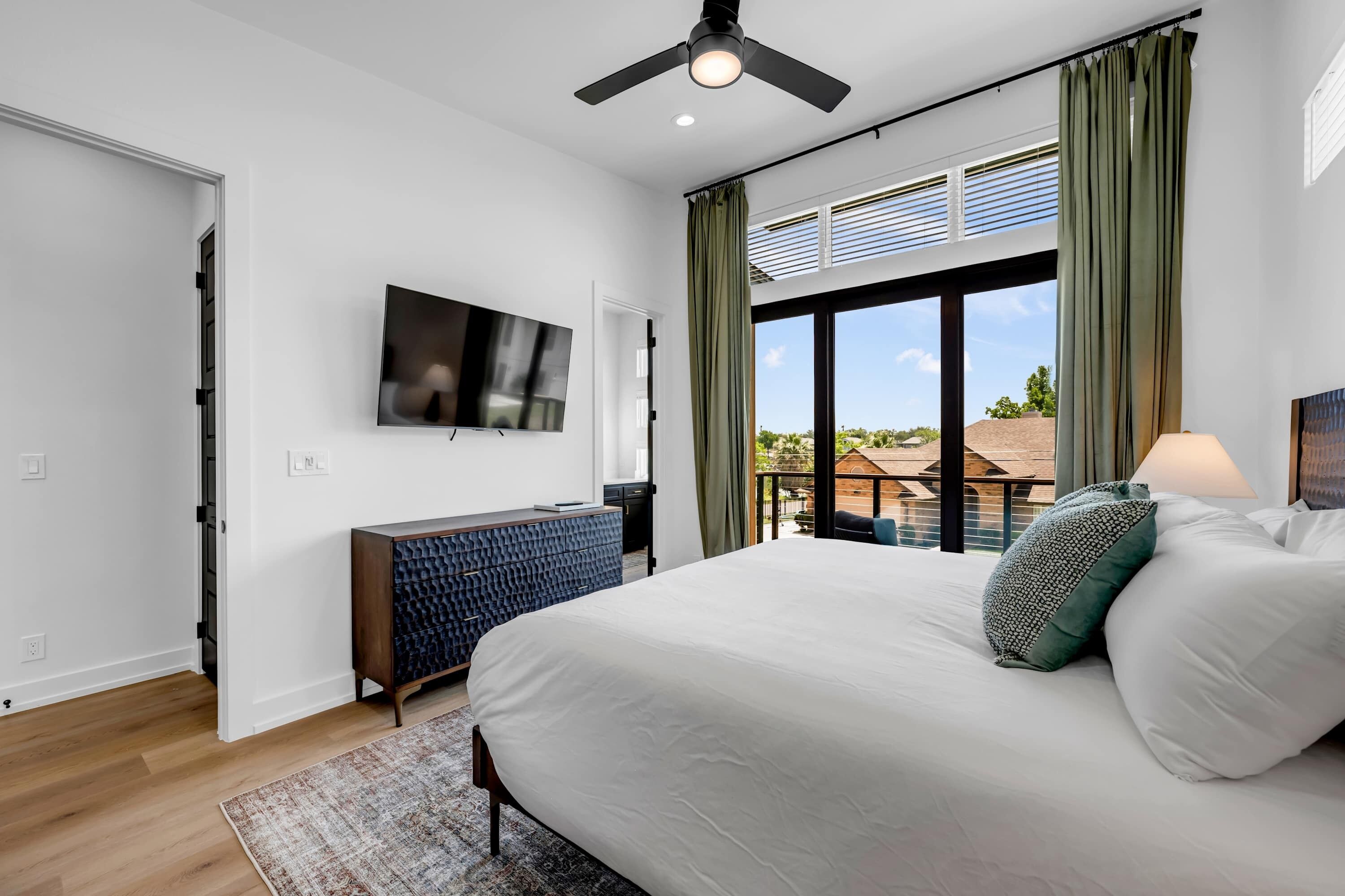5 bedrooms, iron/ironing board, WiFi, bed sheets