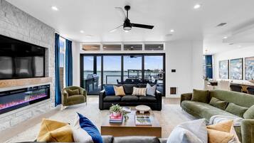 Télévision, cheminée, chaîne hi-fi, espaces bureaux