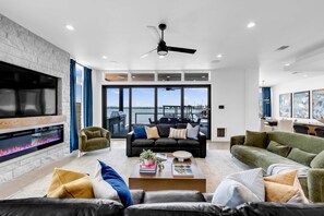 TV, peis, stereoanlegg og kontorer