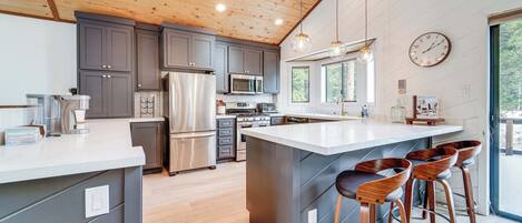 Frigorífico, microondas, horno y placa de cocina