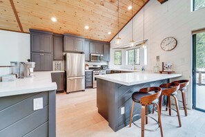 Fridge, microwave, oven, stovetop - Golfers loop luxe private cabin hot tub fireplace (Truckee)