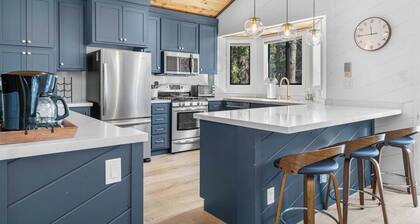 Luxe Golf Course Cabin Hot Tub