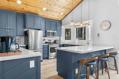 Luxe Golf Course Cabin Hot Tub