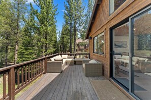 Terrace/patio - Golfers loop luxe private cabin hot tub fireplace (Truckee)