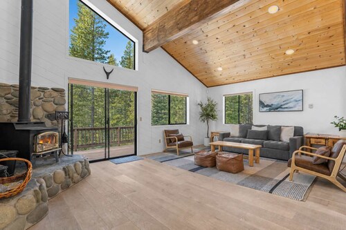 Luxe Golf Course Cabin Hot Tub