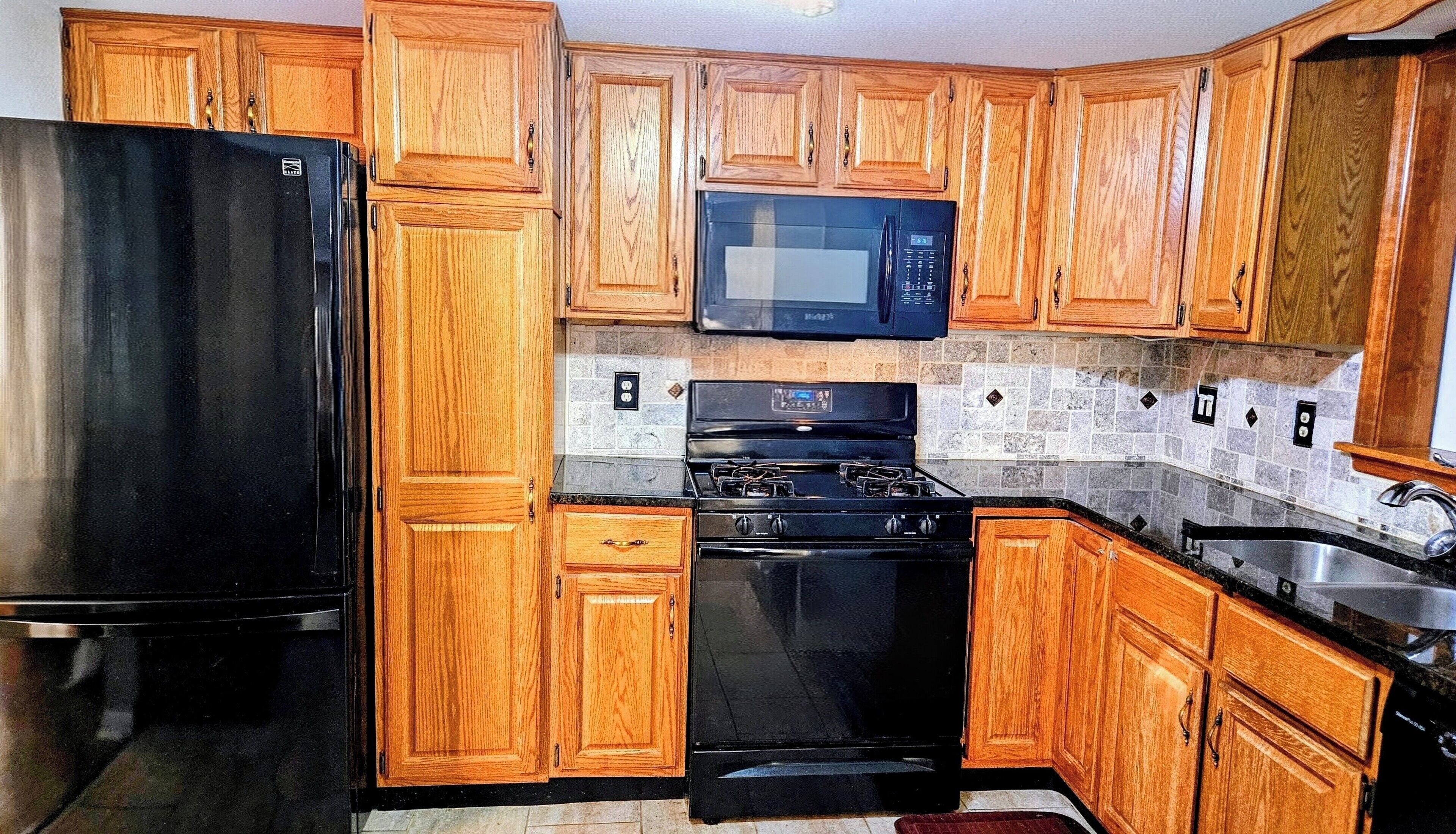 Réfrigérateur, four à micro-ondes, un four, surface de cuisson