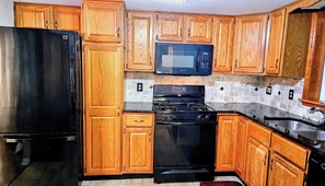 Een koelkast, een magnetron, een oven, een kookplaat