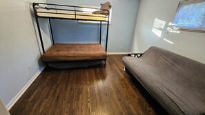 3 bedrooms, desk, free WiFi, bed sheets