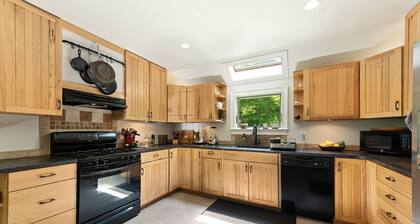 Location location location!!! Hike into Minnewaska and Mohonk from front door!