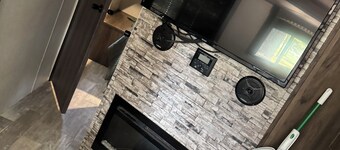 2-bedroom RV in fabulous Leona with AC.Exotic animals outside.We have a lake