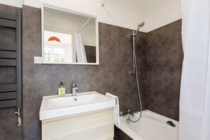 Dusj, hårføner, håndklær og såpe