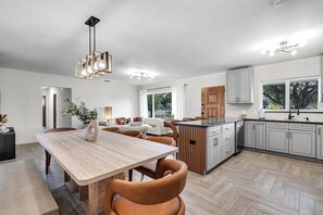 Luxury House, 4 Bedrooms, Private Pool, Garden View | Dining room