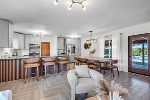 Luksushus, 4 soverom, privat basseng, hageutsikt | Oppholdsområde | En 55-tommers Flatskjerm-TV med kabel-kanaler