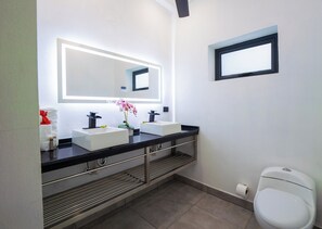 Regadera, secadora de cabello, toallas, papel de baño 