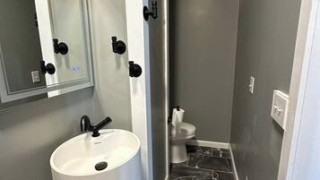 Secador de cabelo, toalhas de banho