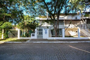 A gated entrance to a building with a sign reading "YILLA DO MAR 360". - Apê a 150m da praia de Canasvieiras (Florianopolis)