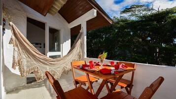 Apartment | Outdoor dining