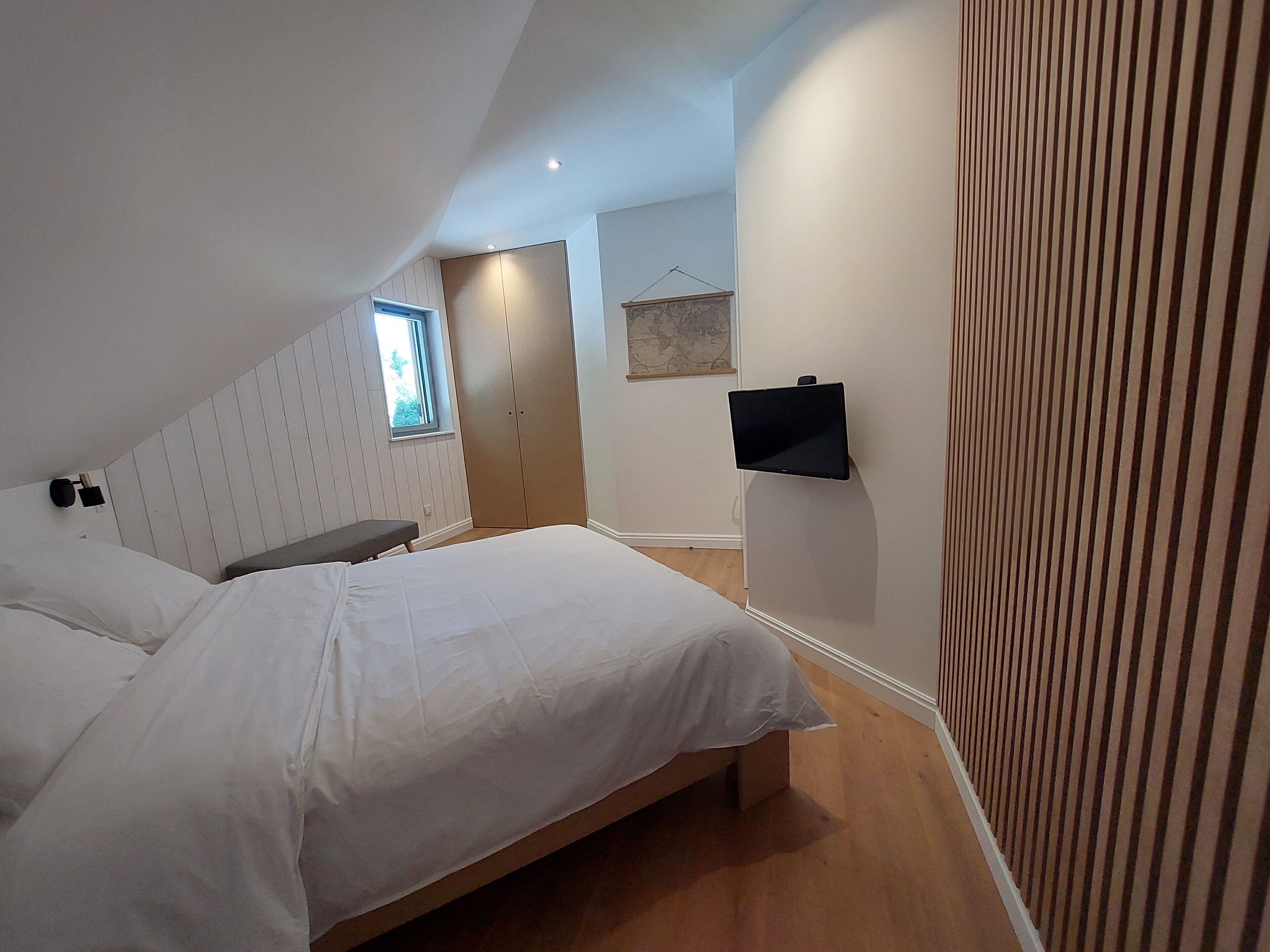2 bedrooms, travel cot, free WiFi, bed sheets
