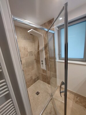 Douche, séchoir à cheveux, serviettes fournies, papier de toilette