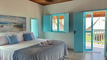Un dormitorio con cama, un cuadro, una ventana y una puerta.