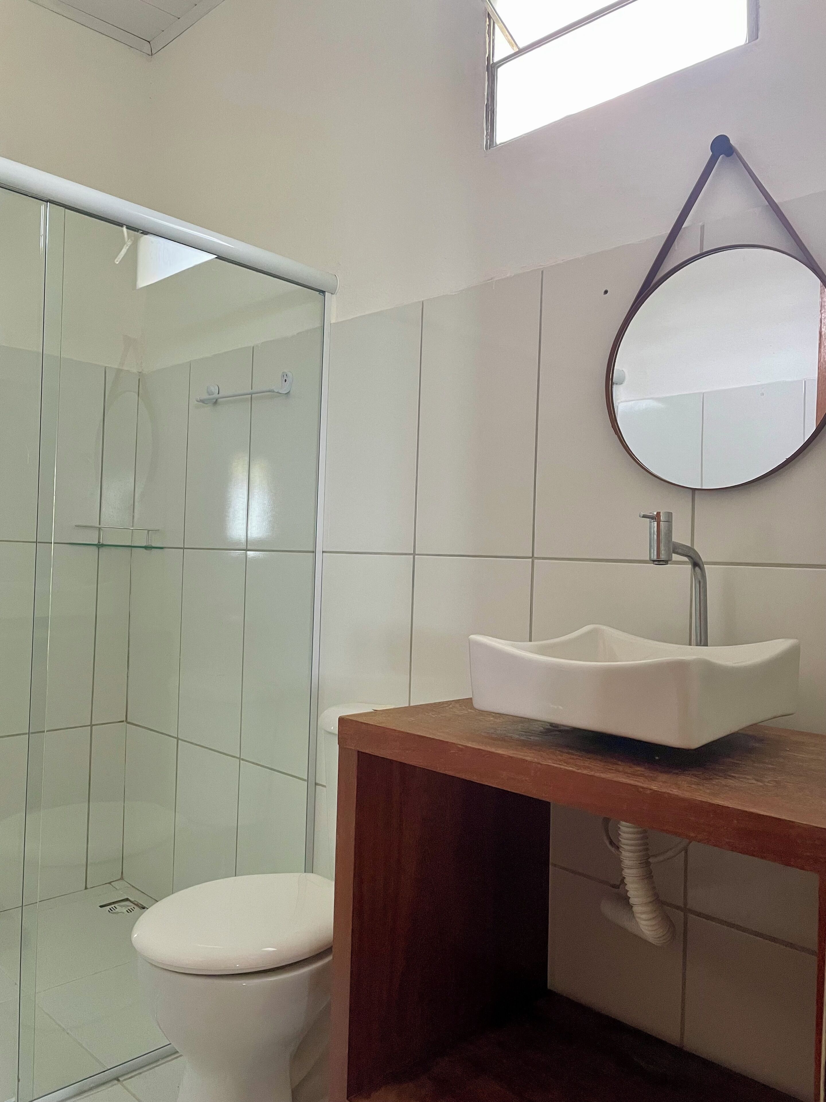 Suite familiar, patio, vistas a la playa | Baño | Ducha, secador de pelo, toallas y jabón