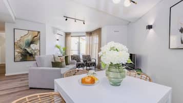 Een televisie en een open haard