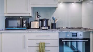 Kylskåp, mikrovågsugn, ugn och spishäll