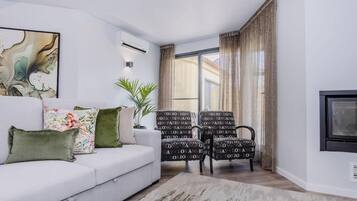 Een televisie en een open haard