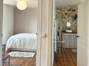 4 bedrooms, desk, iron/ironing board, WiFi