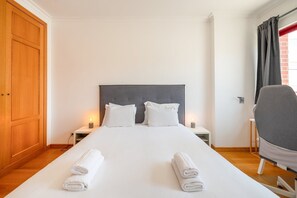 2 bedrooms, desk, iron/ironing board, internet