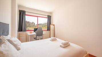 2 bedrooms, desk, iron/ironing board, Internet