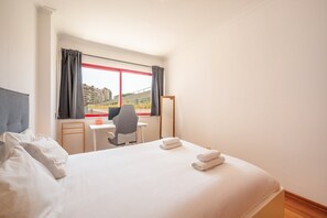 2 bedrooms, desk, iron/ironing board, internet
