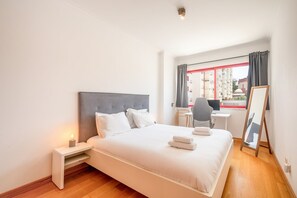 2 makuuhuonetta, työpöytä, silitysrauta/-lauta, internet