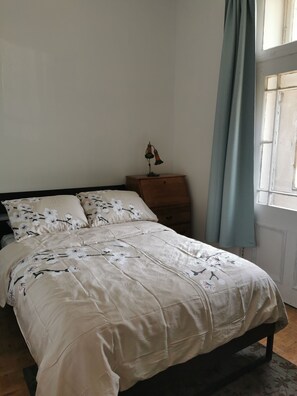 3 bedrooms, iron/ironing board, bed sheets