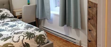 3 habitaciones, tabla de planchar con plancha y ropa de cama