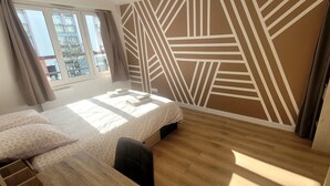 A bedroom with a bed, a desk, and a window. - Hyper center, 3 bedrooms, 3 bathrooms, Free parking, Beach 20 minutes away! (Saint-Nazaire)