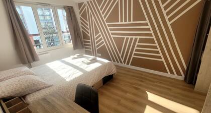 Hyper center, 3 bedrooms, 3 bathrooms, Free parking, Beach 20 minutes away!
