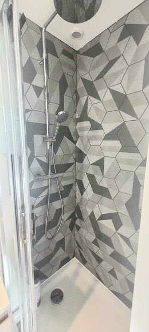 Shower, hair dryer, towels, soap - Hyper center, 3 bedrooms, 3 bathrooms, Free parking, Beach 20 minutes away! (Saint-Nazaire)
