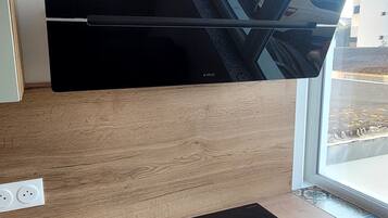 Een microgolfoven, een oven, een kookplaat, een vaatwasser