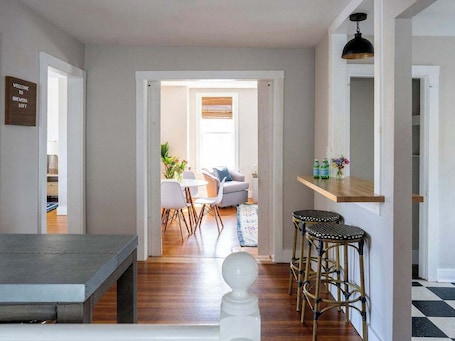 Interior. 2 Stylish Apartments Near Wharf, Shops & Brewer’s