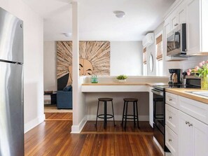 Réfrigérateur, four à micro-ondes, un four, surface de cuisson