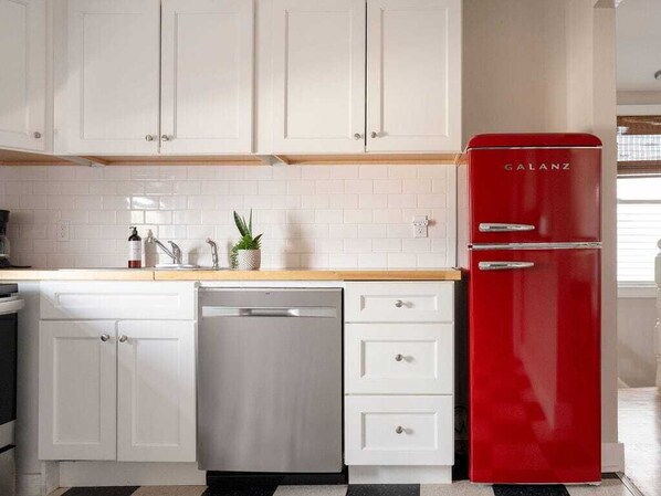 Réfrigérateur, four à micro-ondes, un four, surface de cuisson