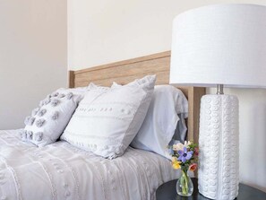 2 bedrooms, iron/ironing board, travel cot, WiFi - Stylish Broadway Stay Near Shops & Waterfront (Newport)