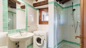 Douche, sèche-cheveux, bidet, serviettes fournies