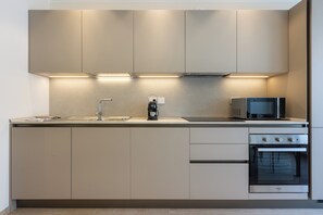 Kühlschrank, Mikrowelle, Ofen, Herdplatte