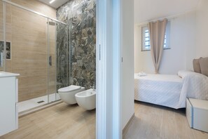 Doccia, asciugacapelli, bidet, asciugamani