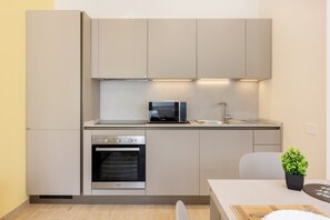 Kühlschrank, Mikrowelle, Ofen, Herdplatte