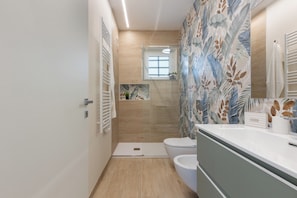 Dusche, Haartrockner, Bidet, HandtĂŒcher